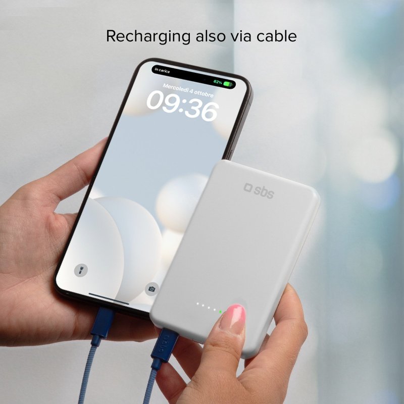 5,000 mAh power bank with wireless magnetic charging