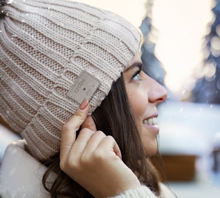 Touch gloves and hats with wireless headphones | SBS